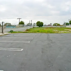 La Mirage Lax Airport ** West Athens